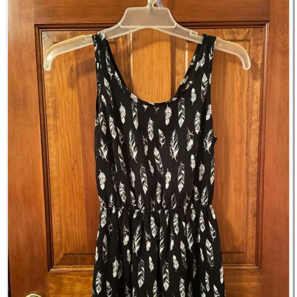 H&M Feather Black Dress w/Triangle Cutout Pre-owned Slightly Use Size US 6 Small